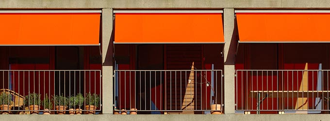 uitvalscherm op balkon in Amsterdam